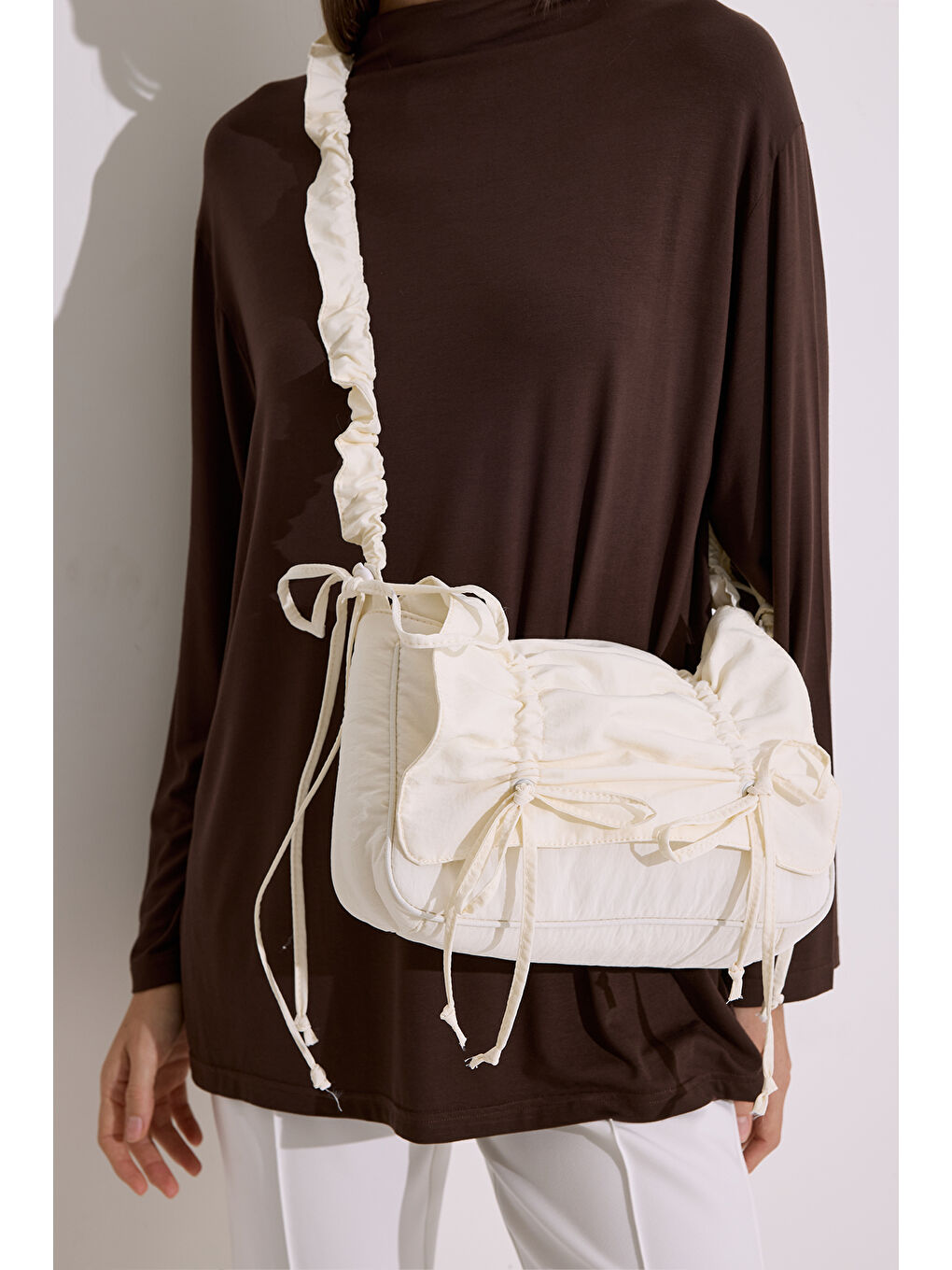 Bej Büzgü Detaylı Omuz Çantası Vanilya-2