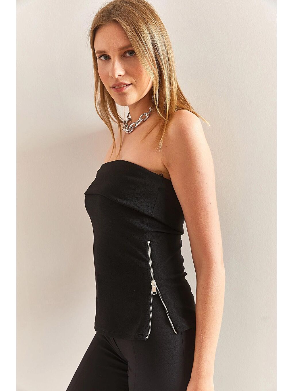 Siyah Kadın Straptez Yaka Yanları Fermuar Detaylı Bluz