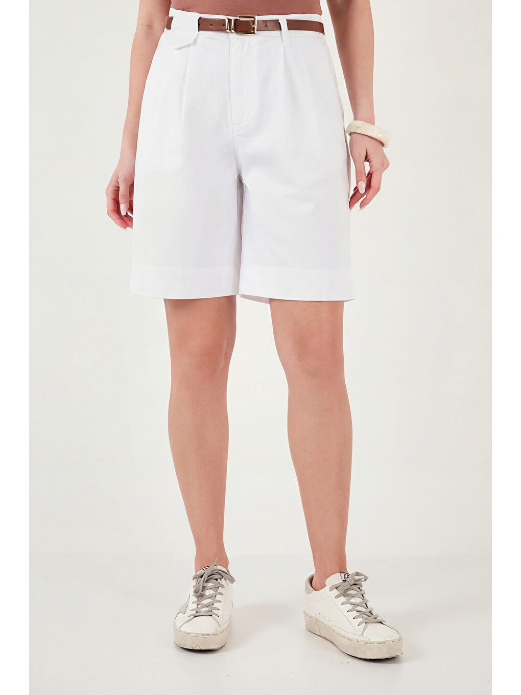 Beyaz Pamuklu Loose Fit Pileli Kemerli Bermuda Şort 668yp5439-2