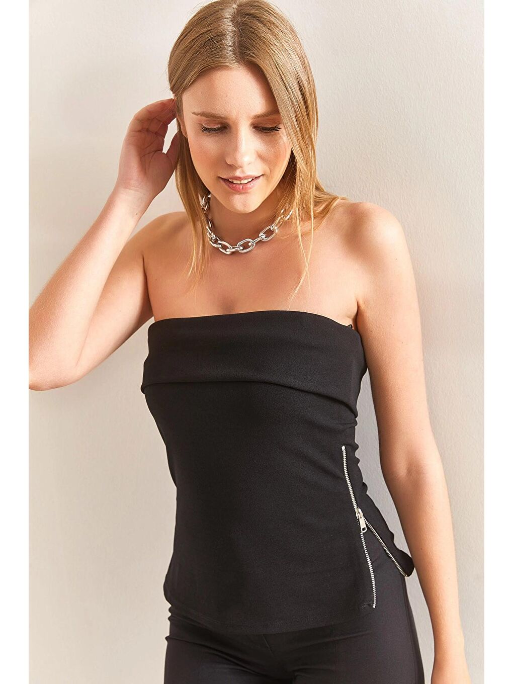 Siyah Kadın Straptez Yaka Yanları Fermuar Detaylı Bluz-1