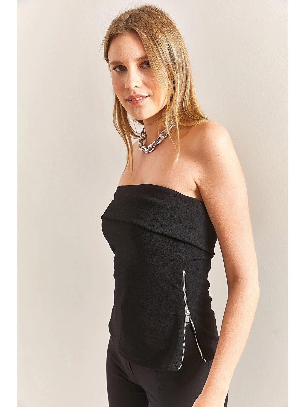 Siyah Kadın Straptez Yaka Yanları Fermuar Detaylı Bluz-2