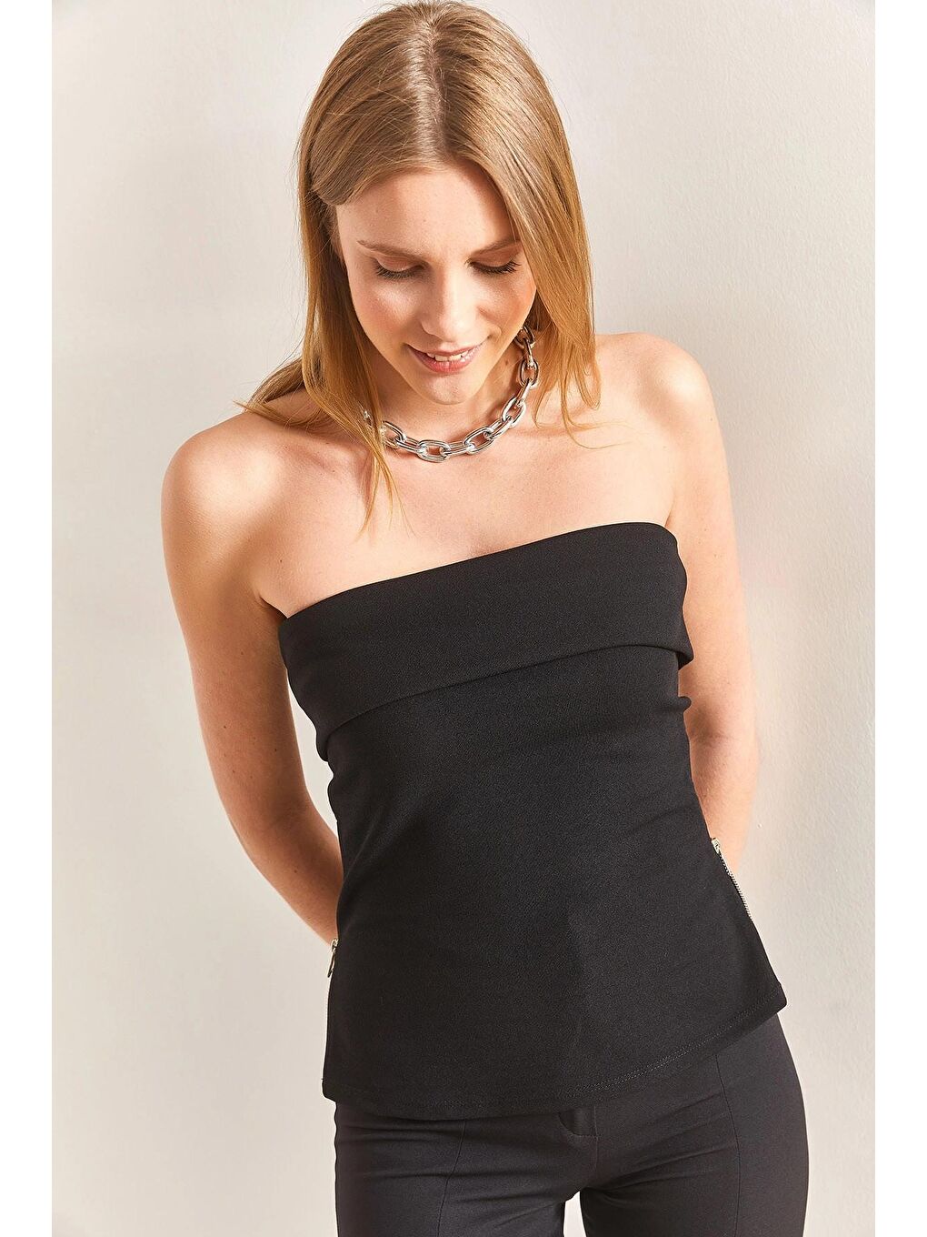 Siyah Kadın Straptez Yaka Yanları Fermuar Detaylı Bluz-4