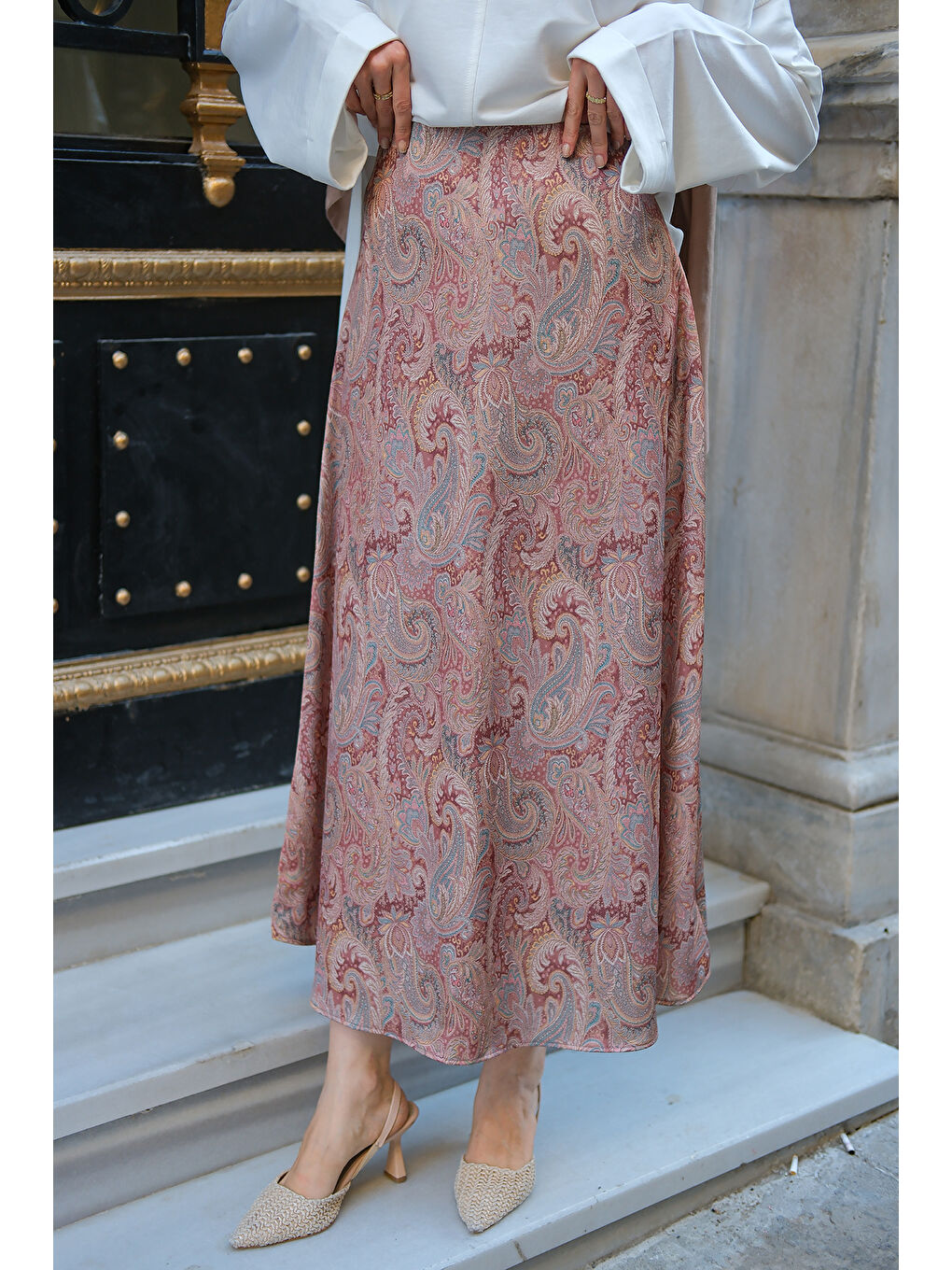 Kadın Desenli Saten Etek Kahverengi-1