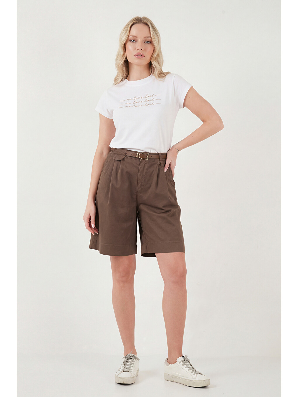 Kahverengi Pamuklu Loose Fit Pileli Kemerli Bermuda Şort 668yp5439-1