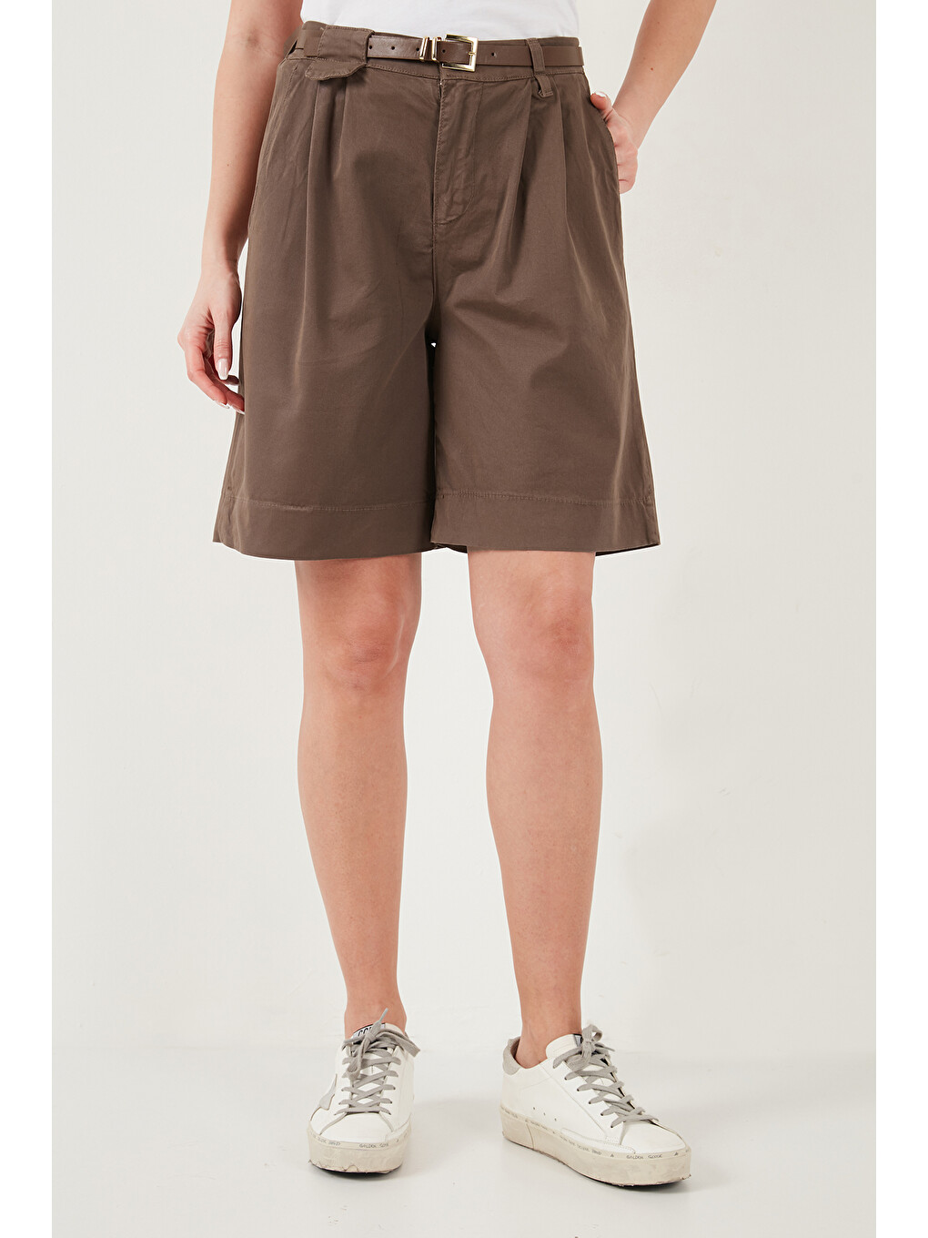 Kahverengi Pamuklu Loose Fit Pileli Kemerli Bermuda Şort 668yp5439-2