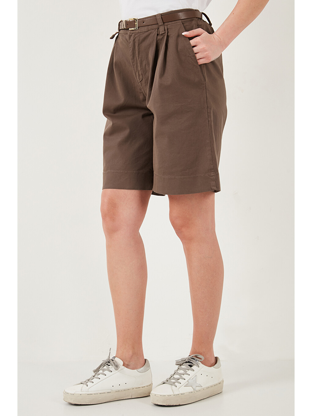 Kahverengi Pamuklu Loose Fit Pileli Kemerli Bermuda Şort 668yp5439-3