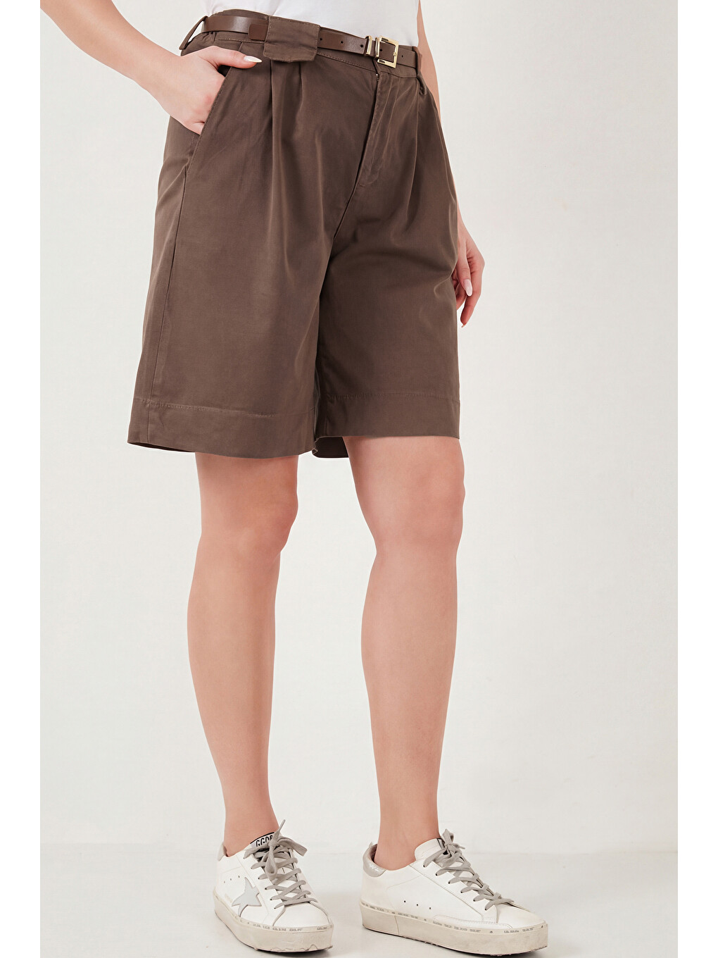 Kahverengi Pamuklu Loose Fit Pileli Kemerli Bermuda Şort 668yp5439-4