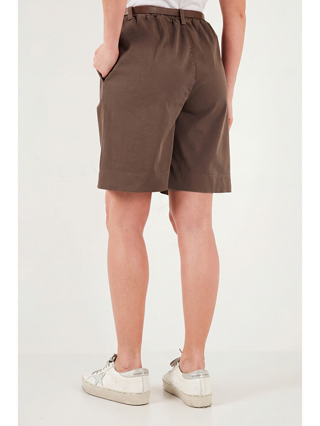 Kahverengi Pamuklu Loose Fit Pileli Kemerli Bermuda Şort 668yp5439-6