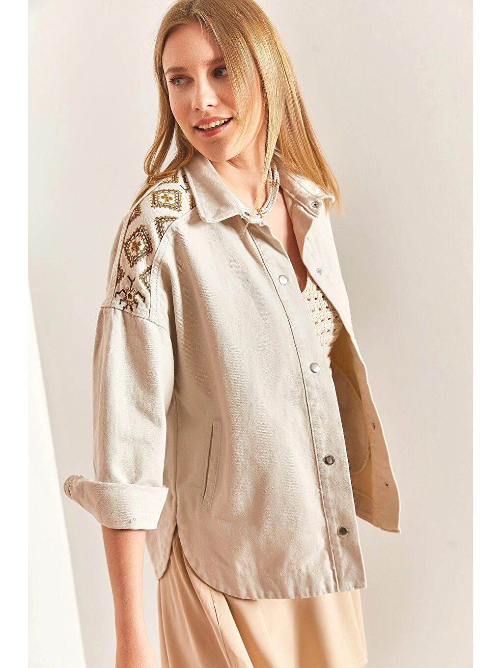 Bej Kadın Etnik Nakış Desenli Gabardin Ceket-2