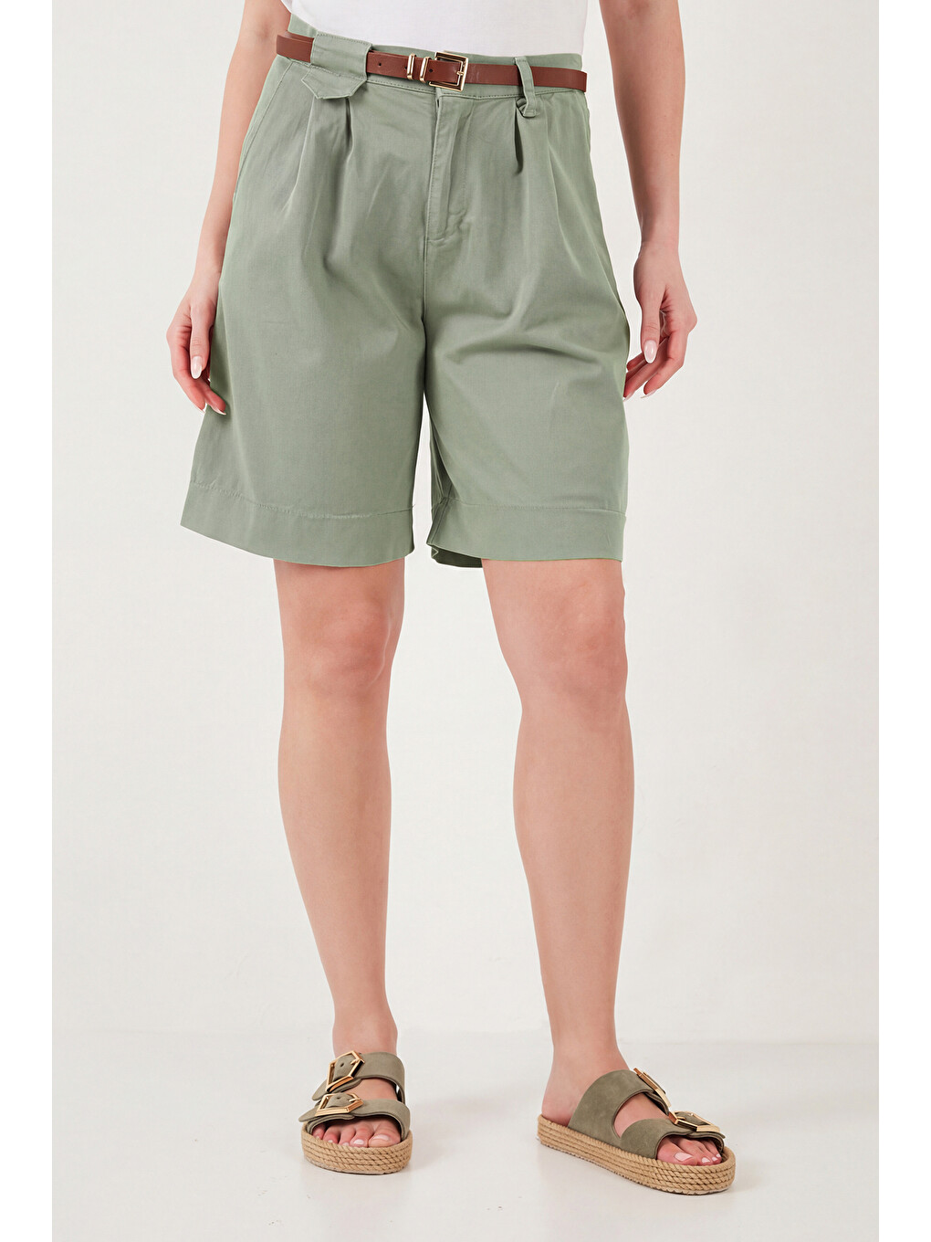 Haki Pamuklu Loose Fit Pileli Kemerli Bermuda Şort 668yp5439-2