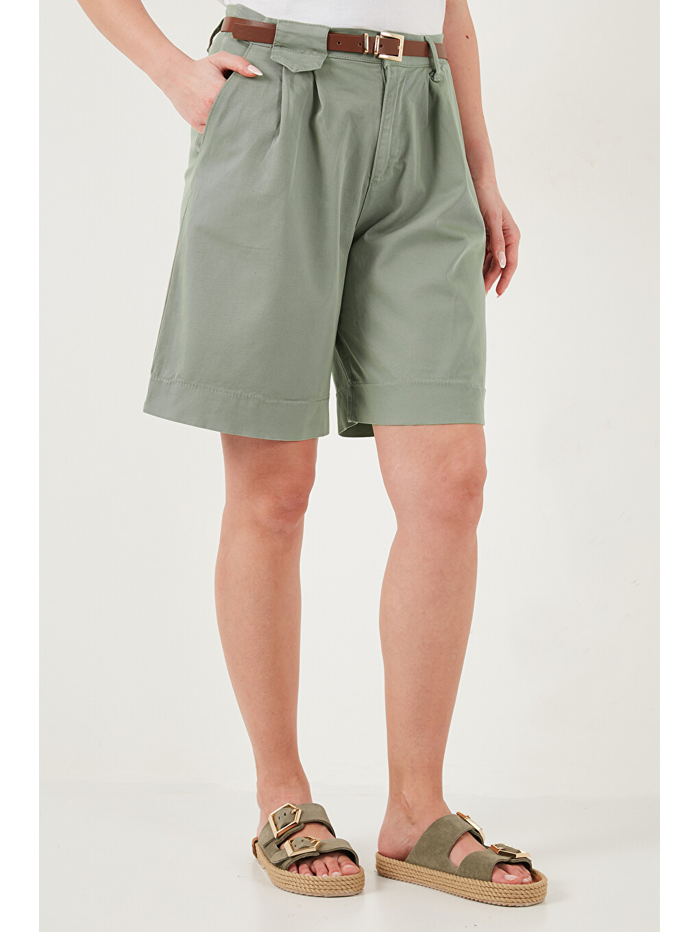 Haki Pamuklu Loose Fit Pileli Kemerli Bermuda Şort 668yp5439-3