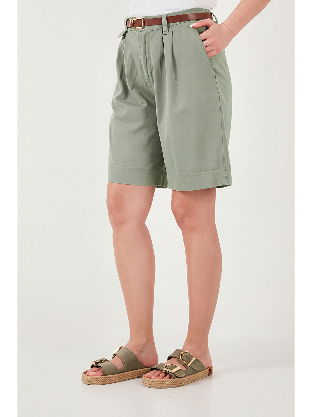 Haki Pamuklu Loose Fit Pileli Kemerli Bermuda Şort 668yp5439-4