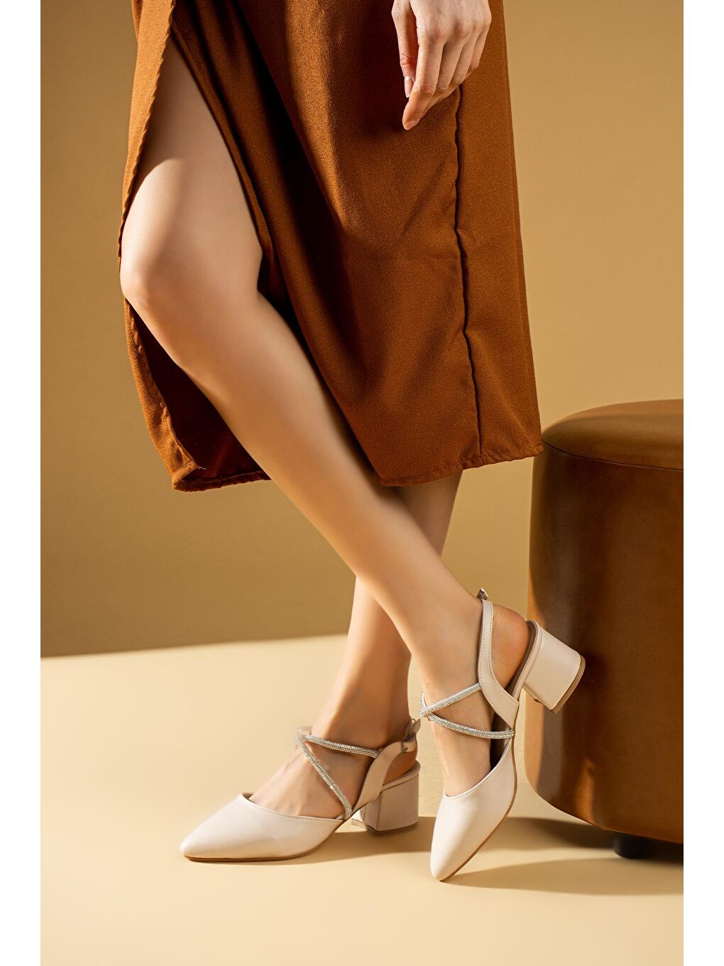 Ekru Çapraz Bantlı Taşlı Önü Kapalı Kadın Topuklu Ayakkabı 001-411-23