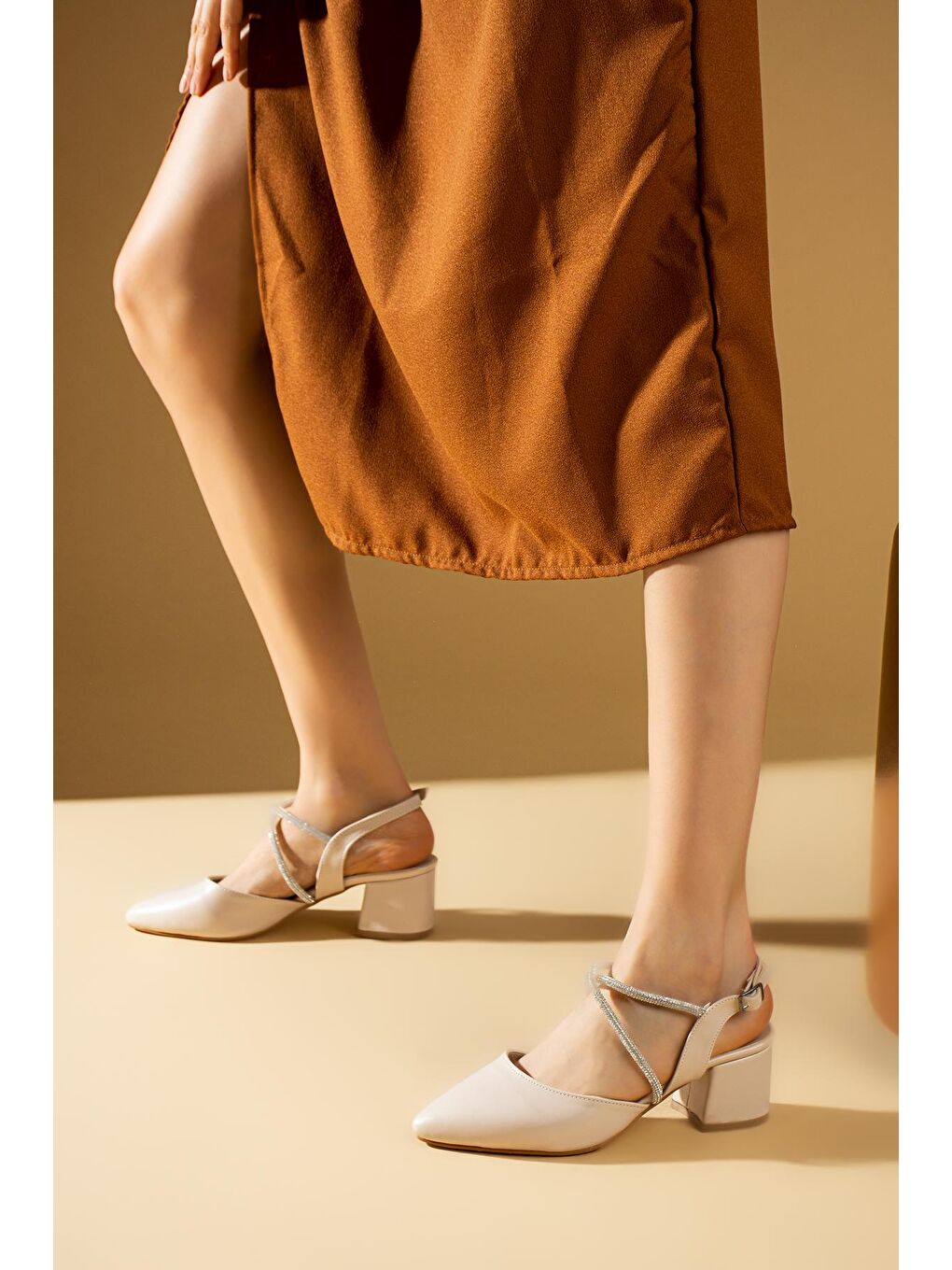 Ekru Çapraz Bantlı Taşlı Önü Kapalı Kadın Topuklu Ayakkabı 001-411-23-1