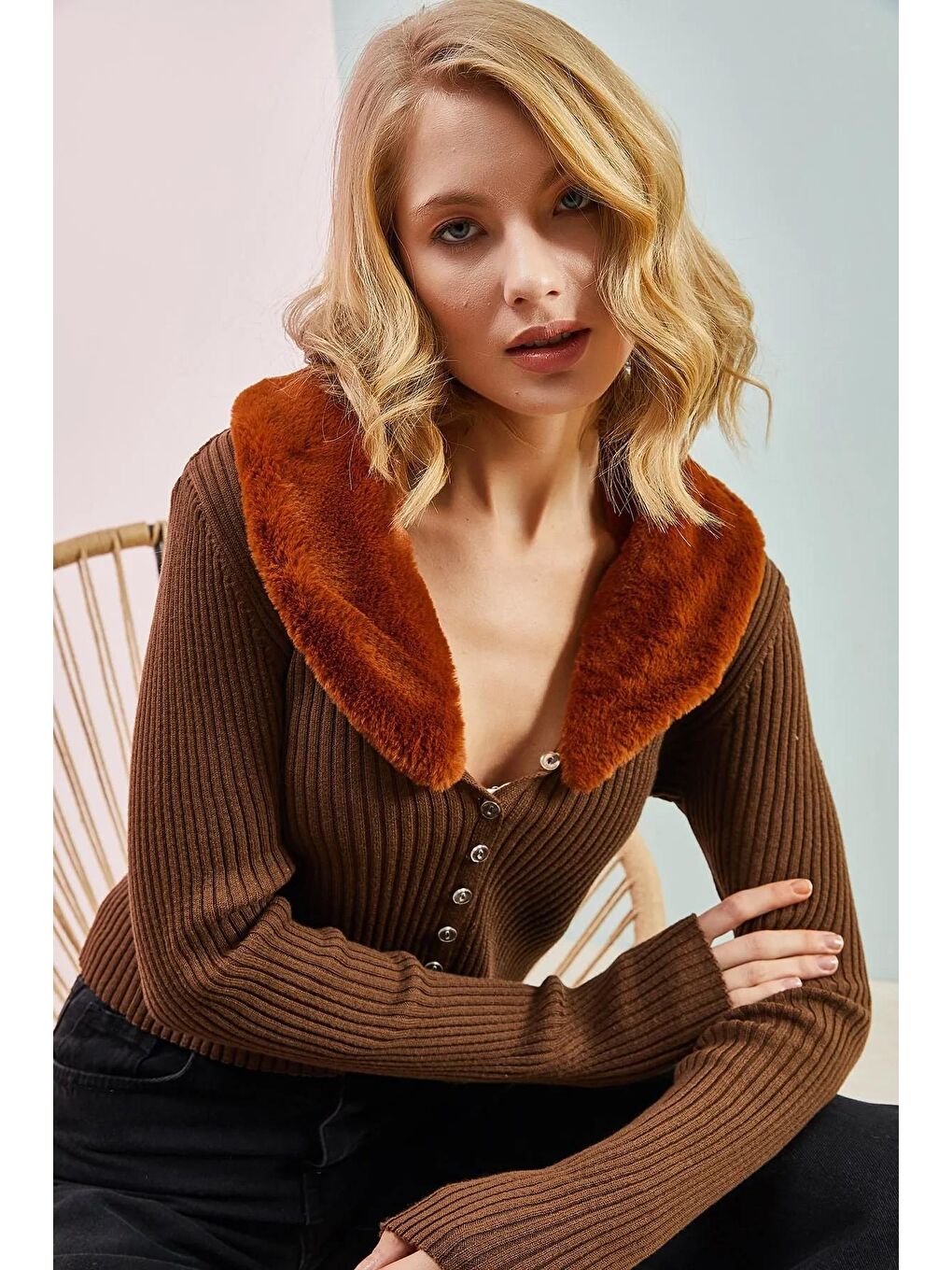 Kahverengi Kadın Yakası Çıkarılabilir Suni Kürklü Crop Triko Hırka-1