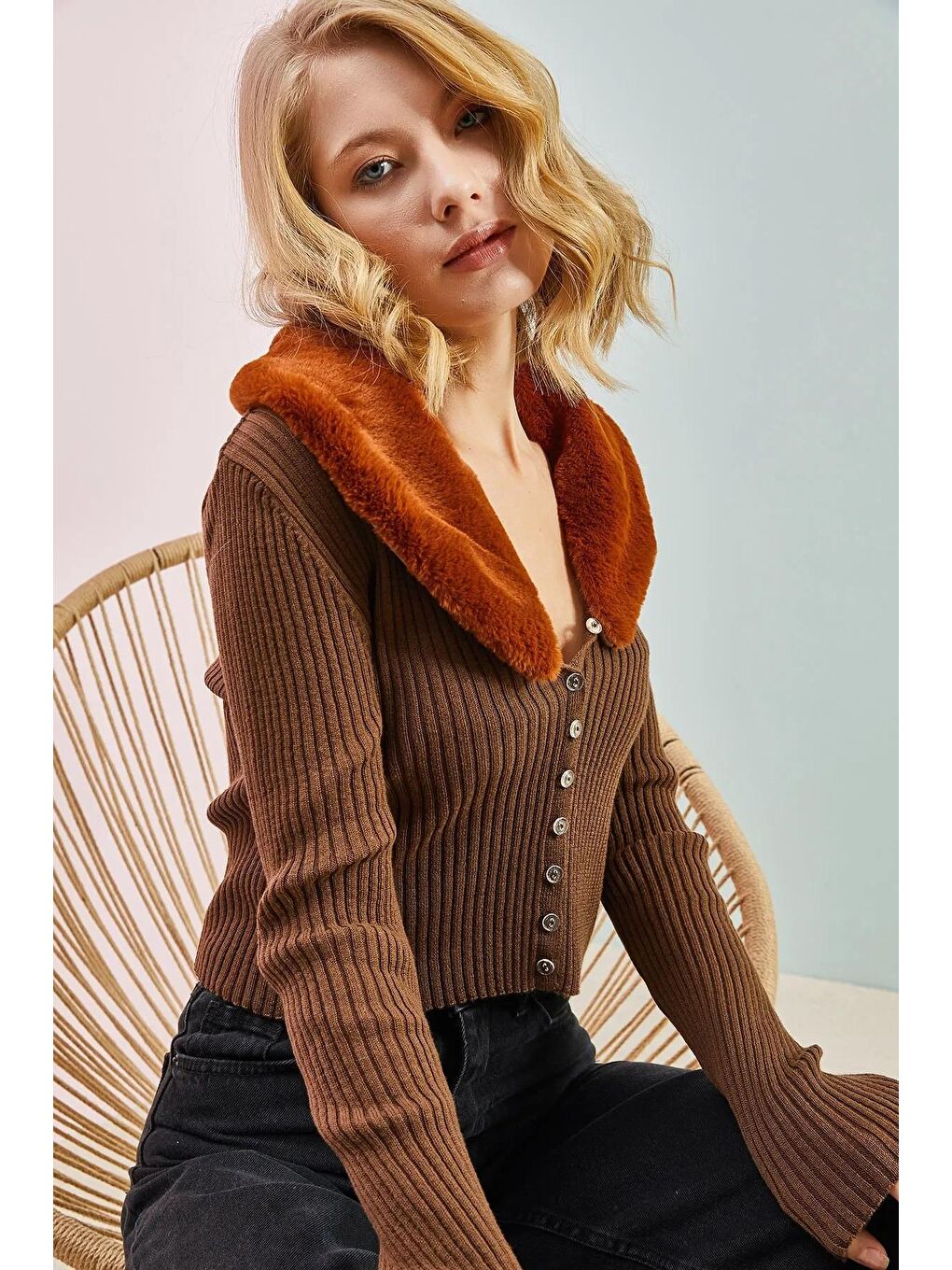 Kahverengi Kadın Yakası Çıkarılabilir Suni Kürklü Crop Triko Hırka-2