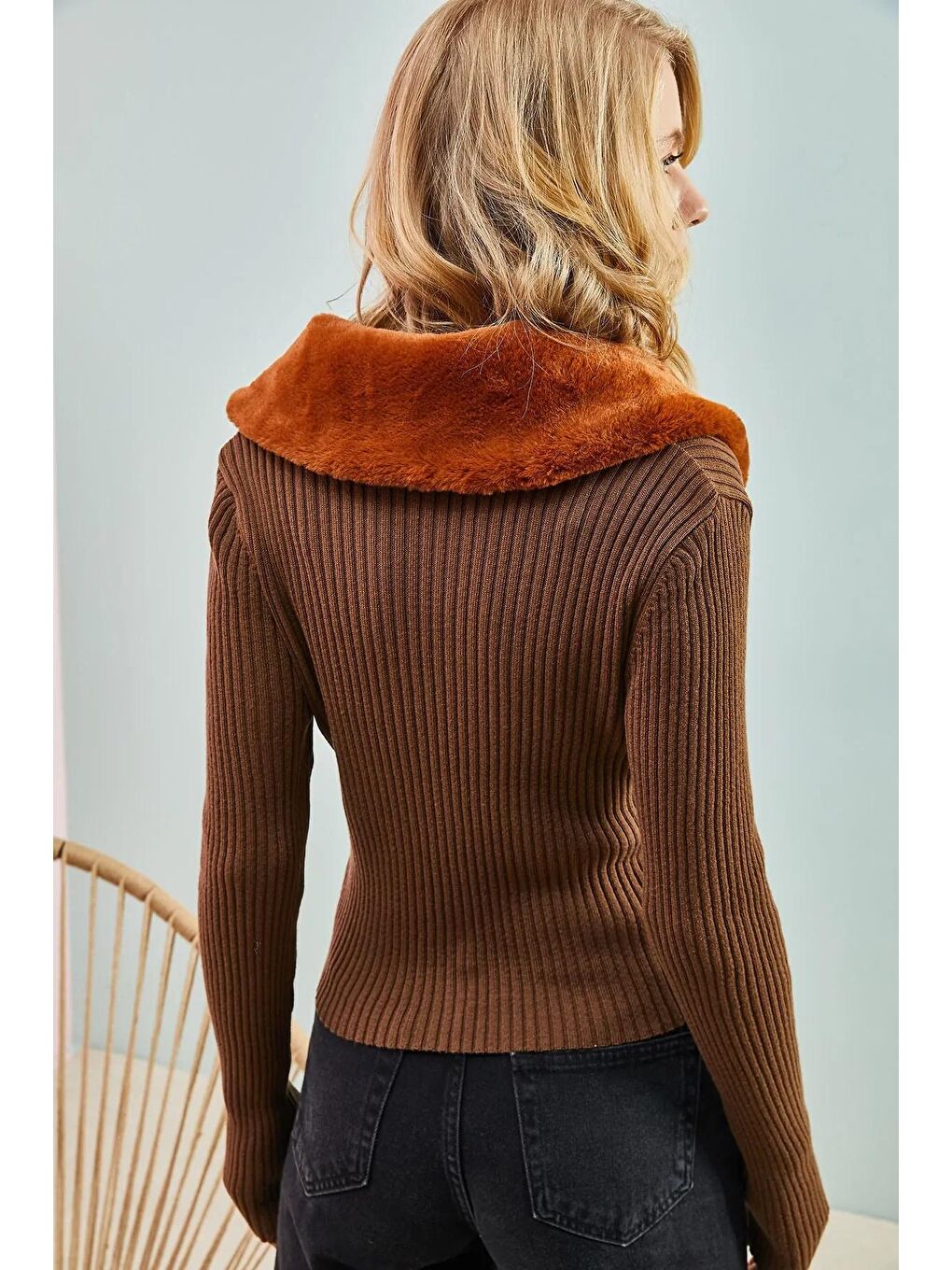 Kahverengi Kadın Yakası Çıkarılabilir Suni Kürklü Crop Triko Hırka-3