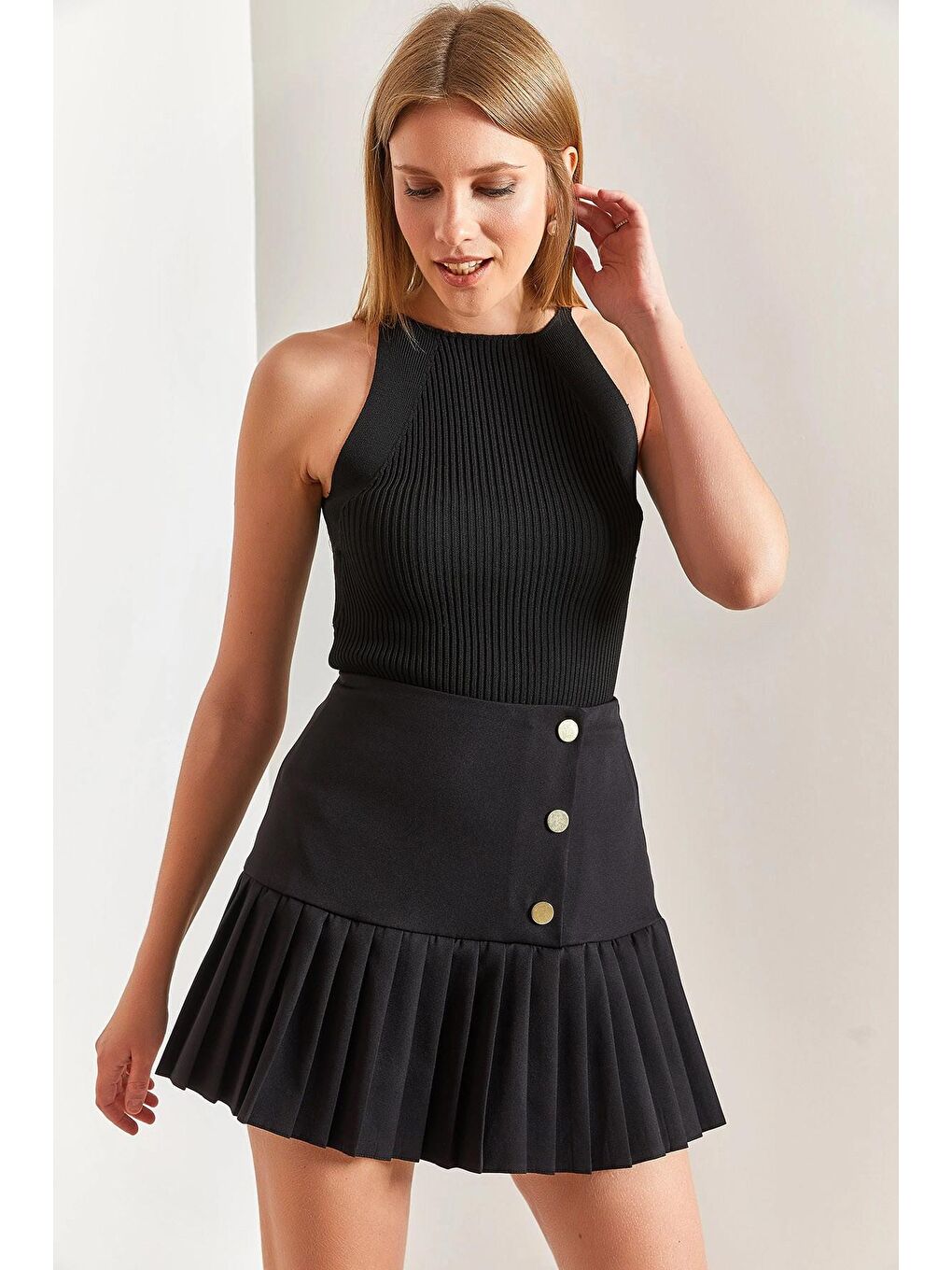 Siyah Kadın Pilise Detaylı Düğmeli Şort Etek