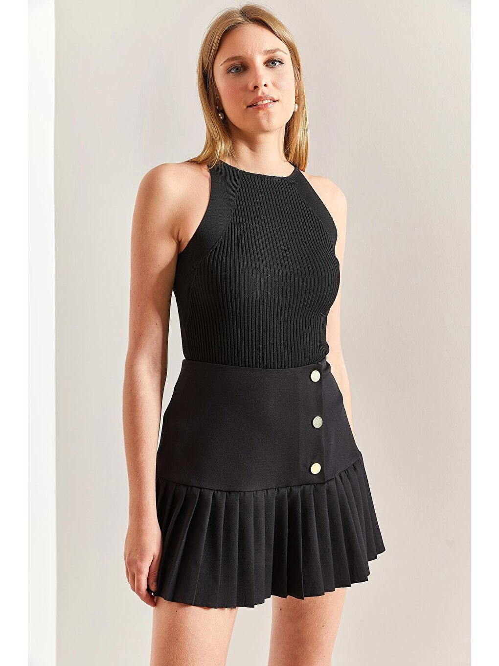 Siyah Kadın Pilise Detaylı Düğmeli Şort Etek-1