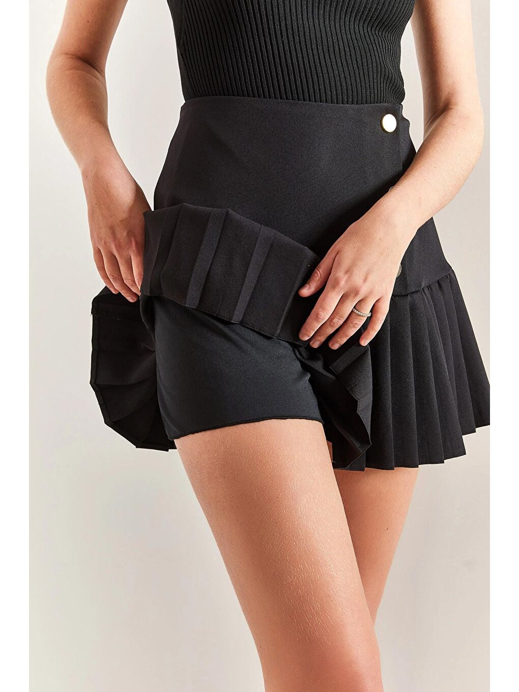 Siyah Kadın Pilise Detaylı Düğmeli Şort Etek-3