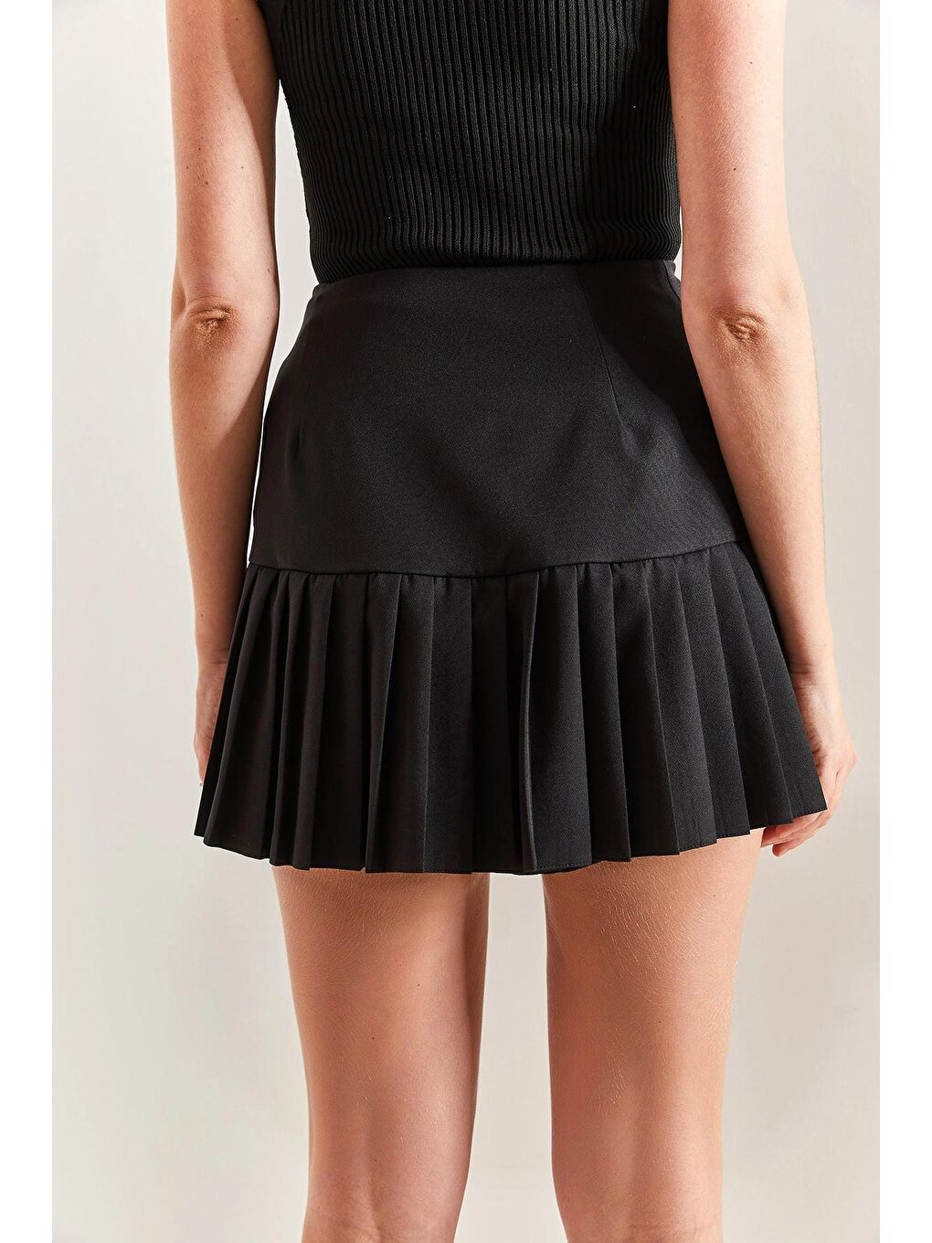 Siyah Kadın Pilise Detaylı Düğmeli Şort Etek-4