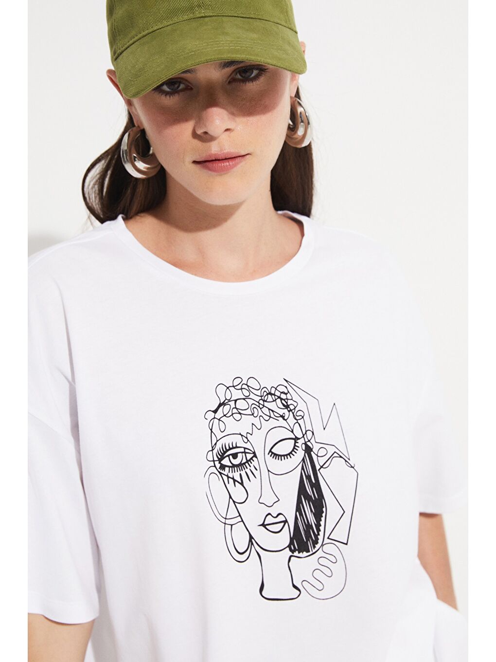 Beyaz Kadın %100 Pamuk Rahat Kesim Bisiklet Yaka Baskılı Tişört-1