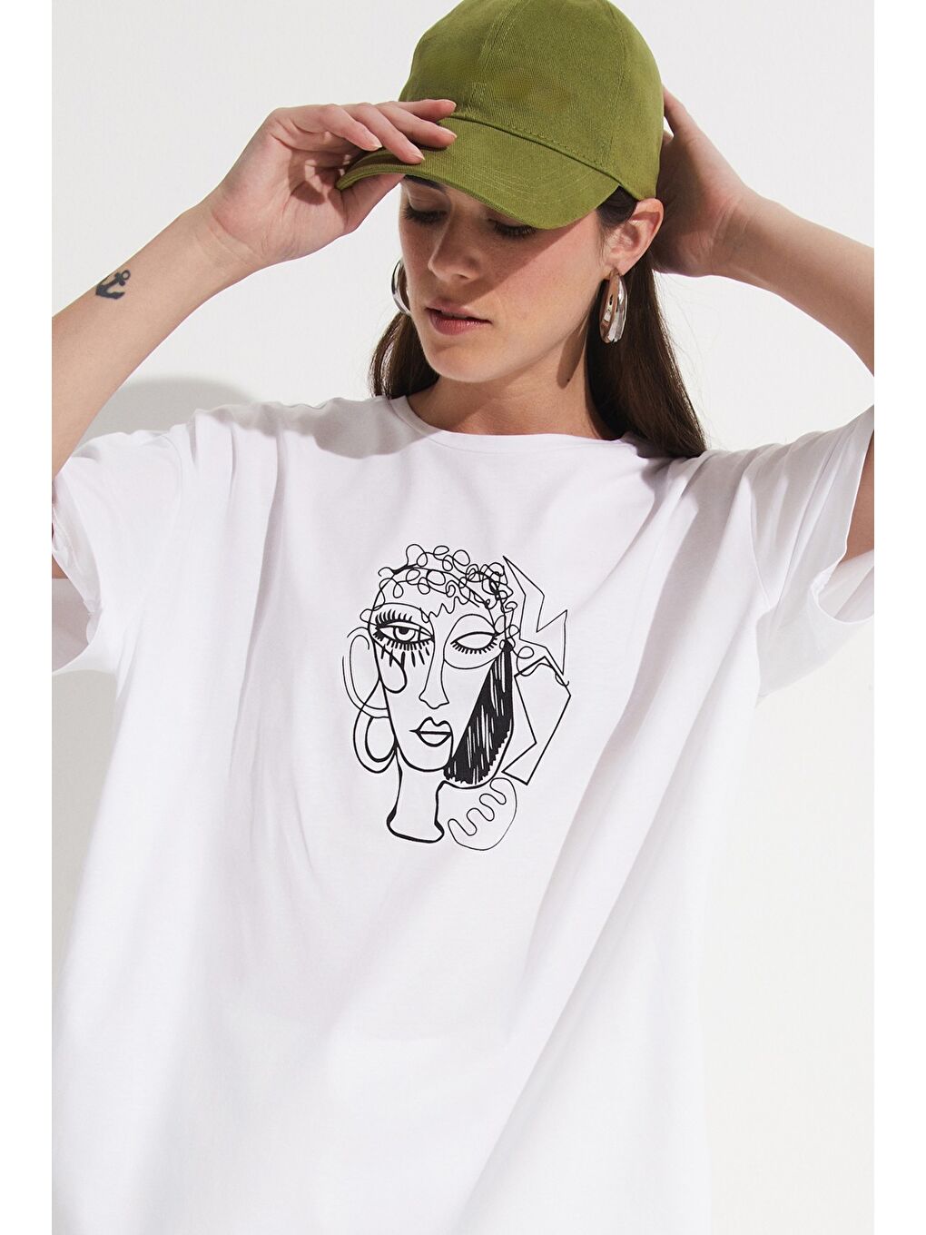 Beyaz Kadın %100 Pamuk Rahat Kesim Bisiklet Yaka Baskılı Tişört-3