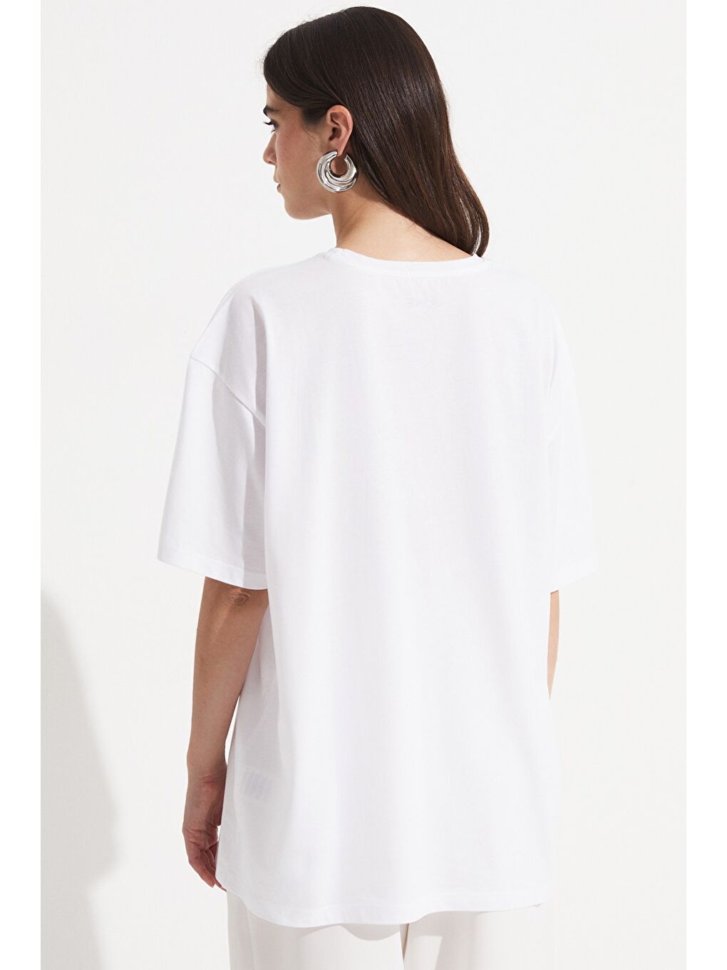 Beyaz Kadın %100 Pamuk Rahat Kesim Bisiklet Yaka Baskılı Tişört-4