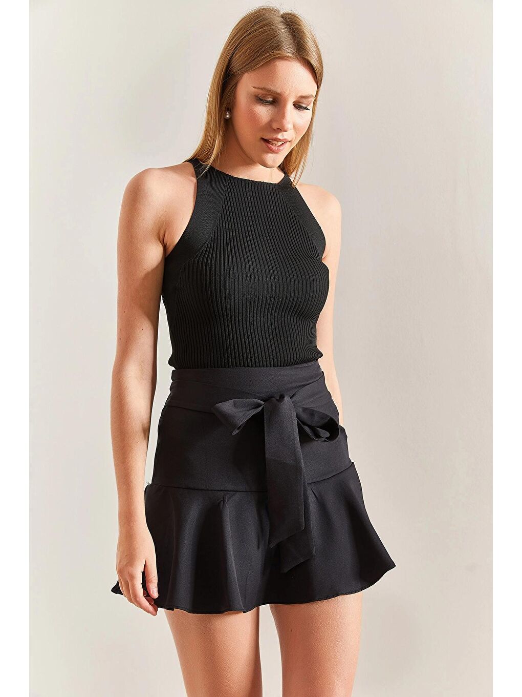 Siyah Kadın Bağlamalı Şortlu Mini Etek