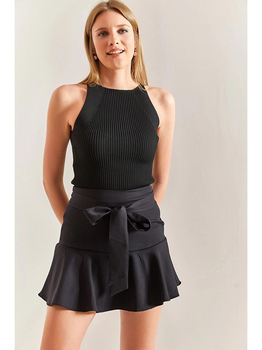 Siyah Kadın Bağlamalı Şortlu Mini Etek-1