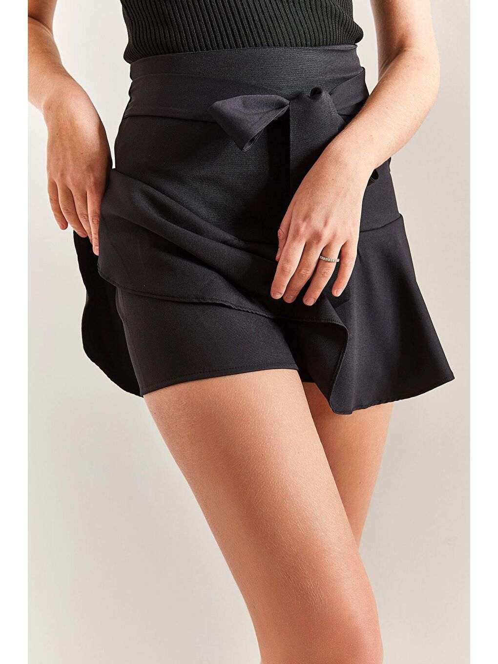 Siyah Kadın Bağlamalı Şortlu Mini Etek-2