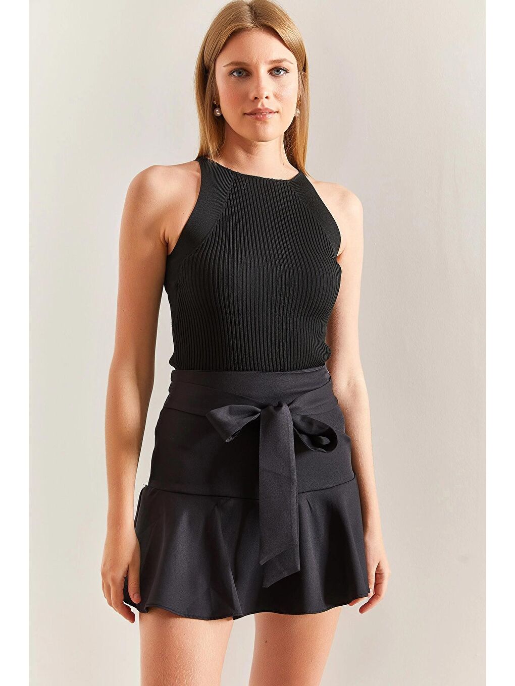 Siyah Kadın Bağlamalı Şortlu Mini Etek-4