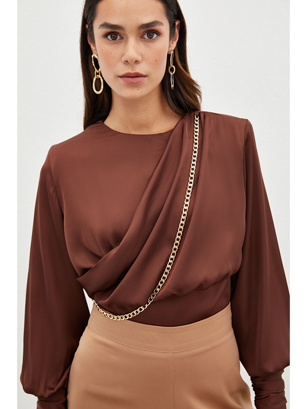 Kahverengi Ön Zincirli Saten Bluz - Kahve-1