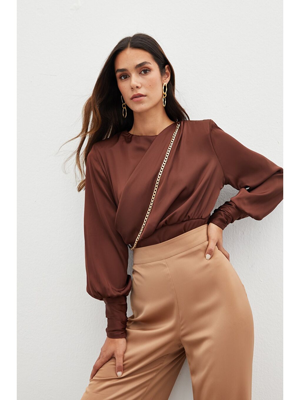 Kahverengi Ön Zincirli Saten Bluz - Kahve-2