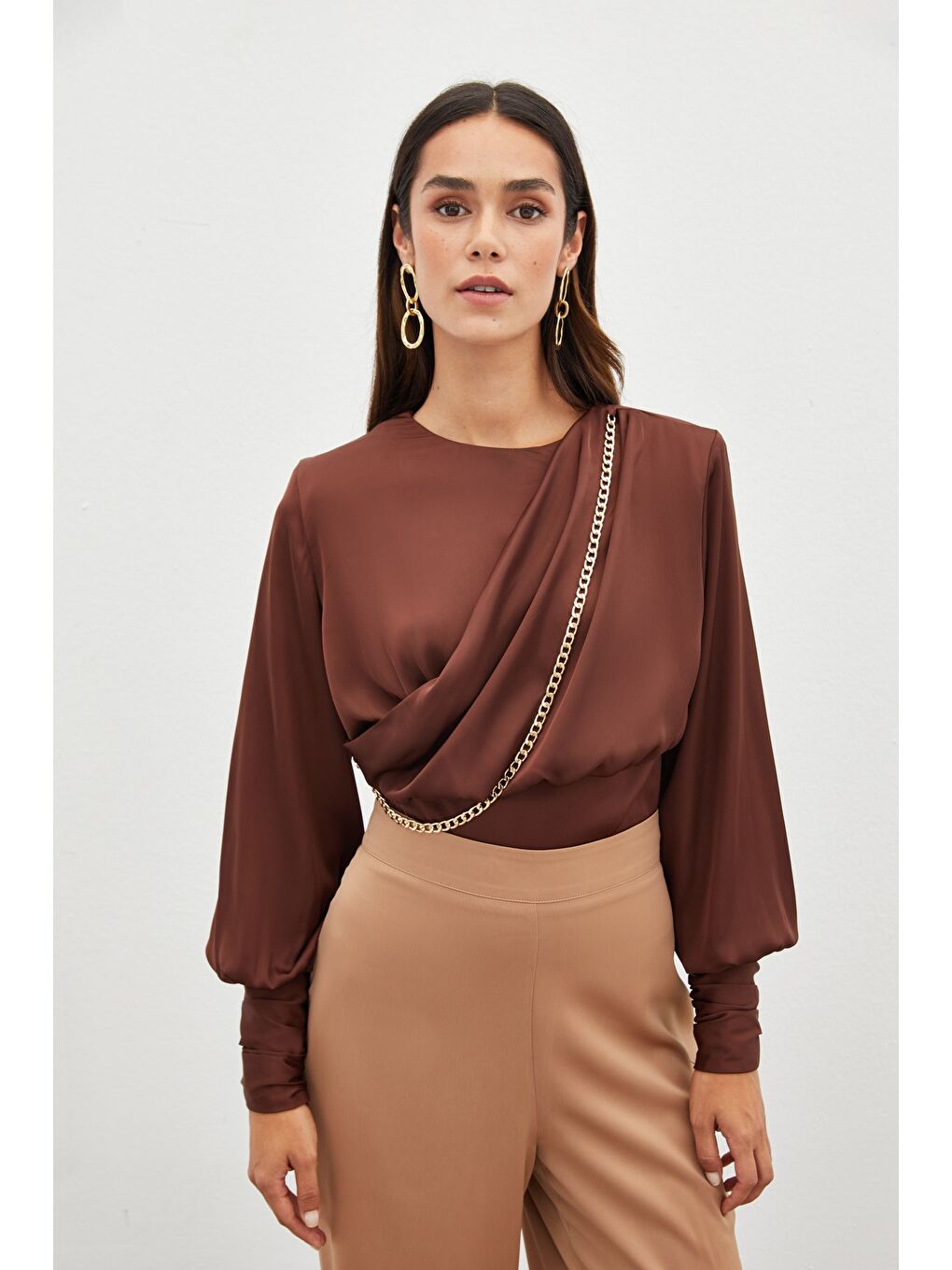 Kahverengi Ön Zincirli Saten Bluz - Kahve-3