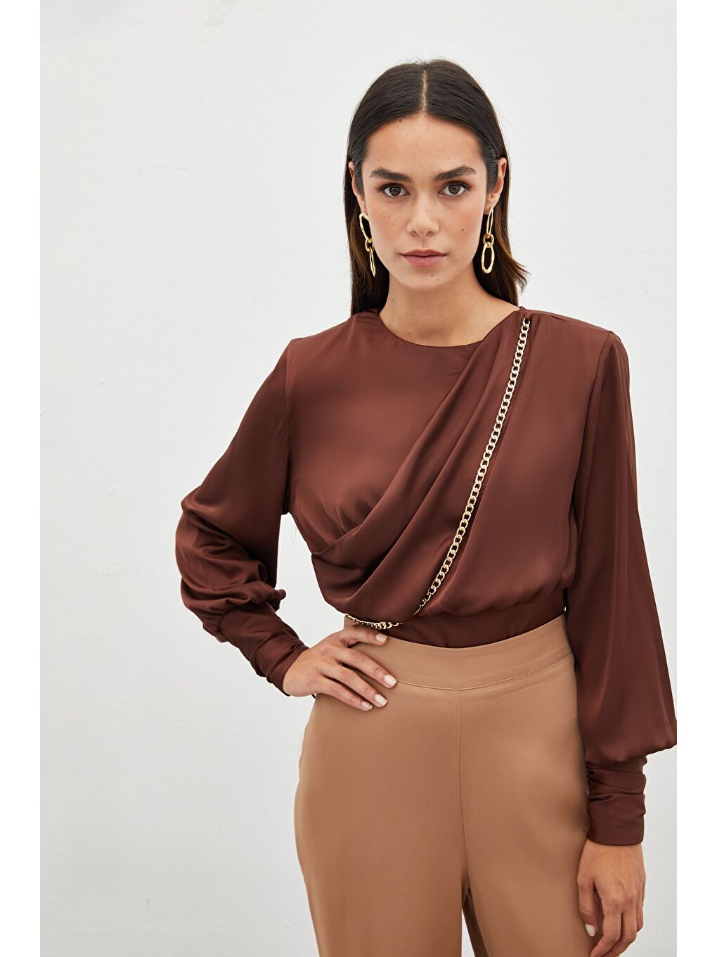 Kahverengi Ön Zincirli Saten Bluz - Kahve-4
