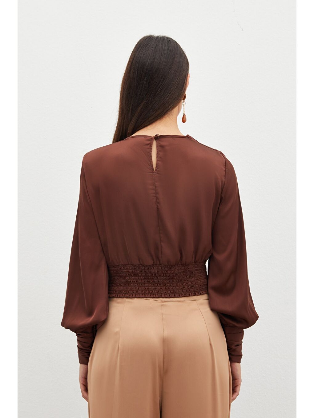 Kahverengi Ön Zincirli Saten Bluz - Kahve-5