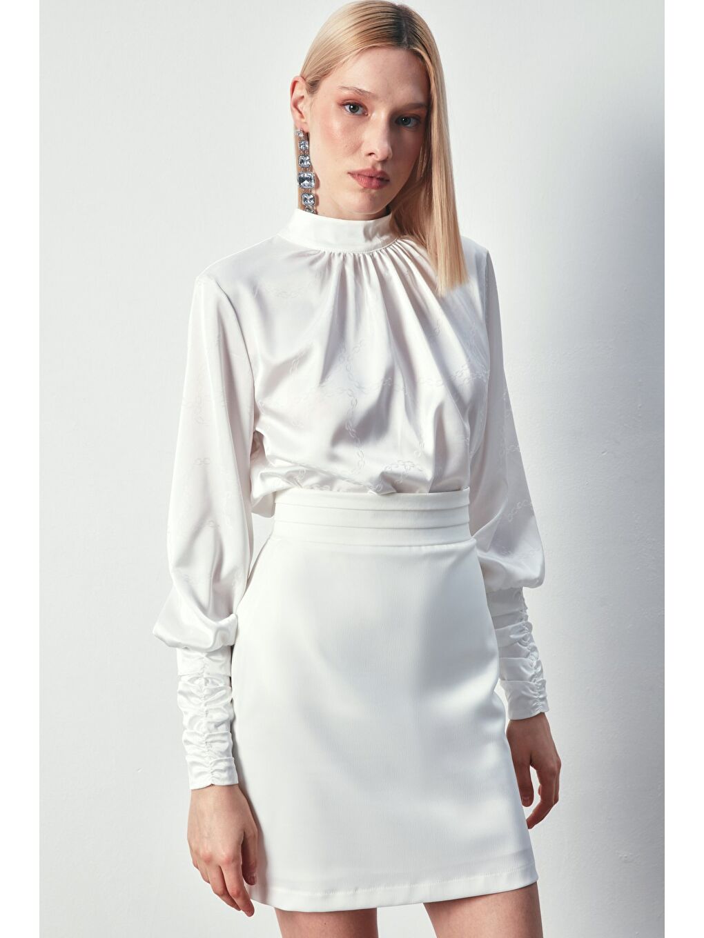 Zincir Desenli Saten Bluz - Ekru-1