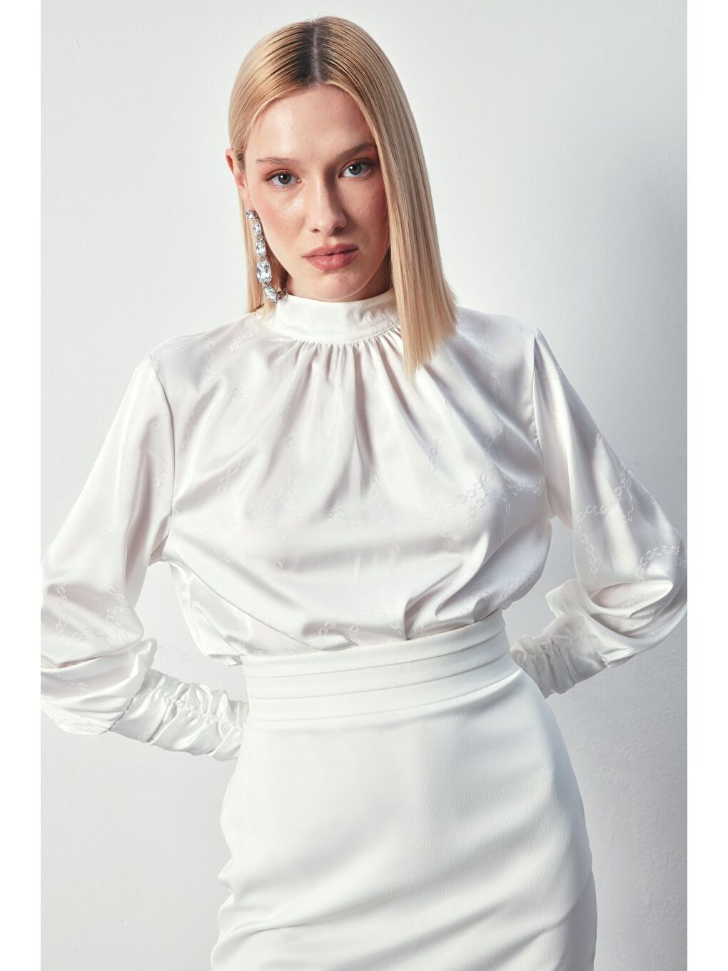 Zincir Desenli Saten Bluz - Ekru-2