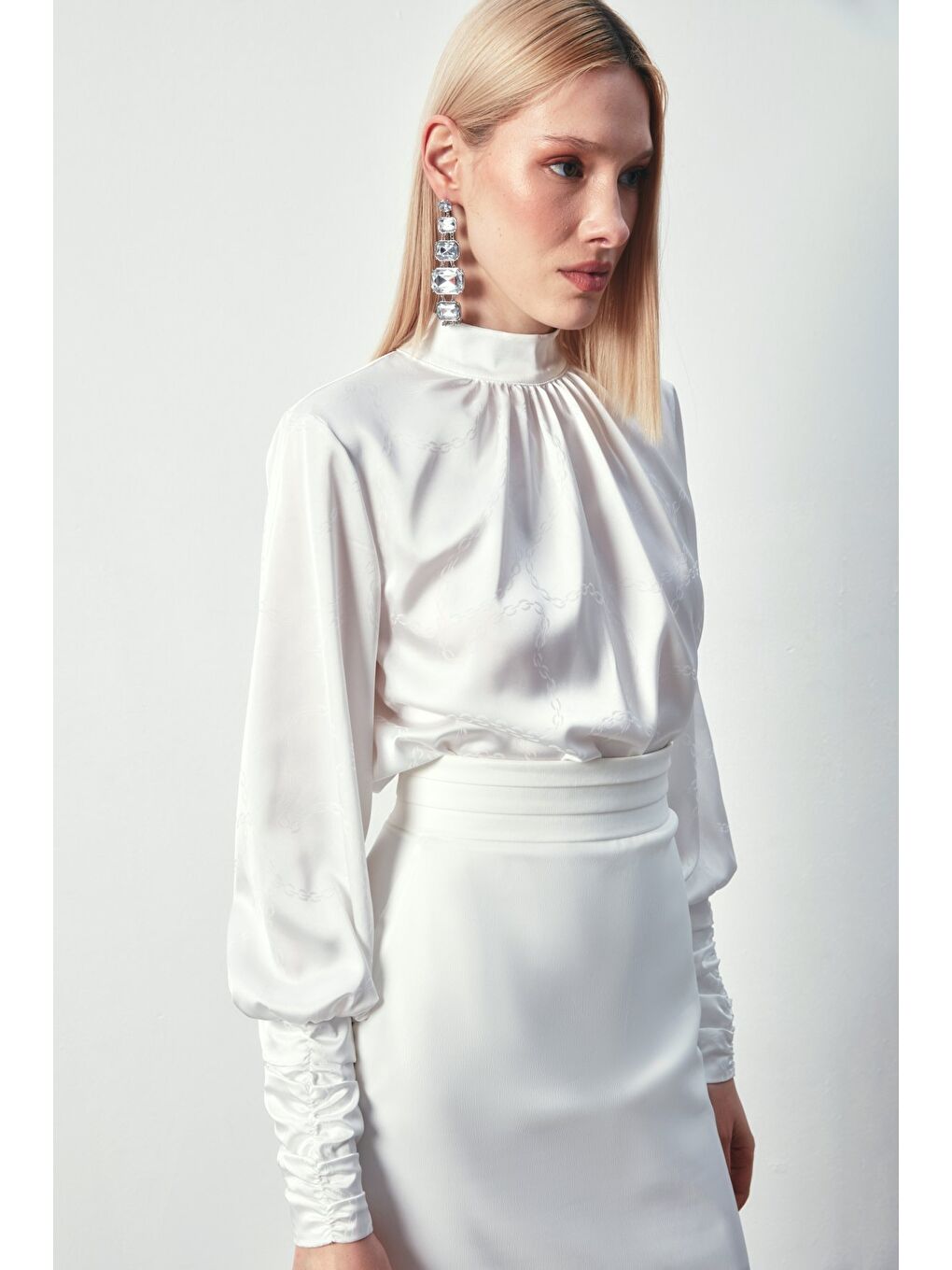 Zincir Desenli Saten Bluz - Ekru-3