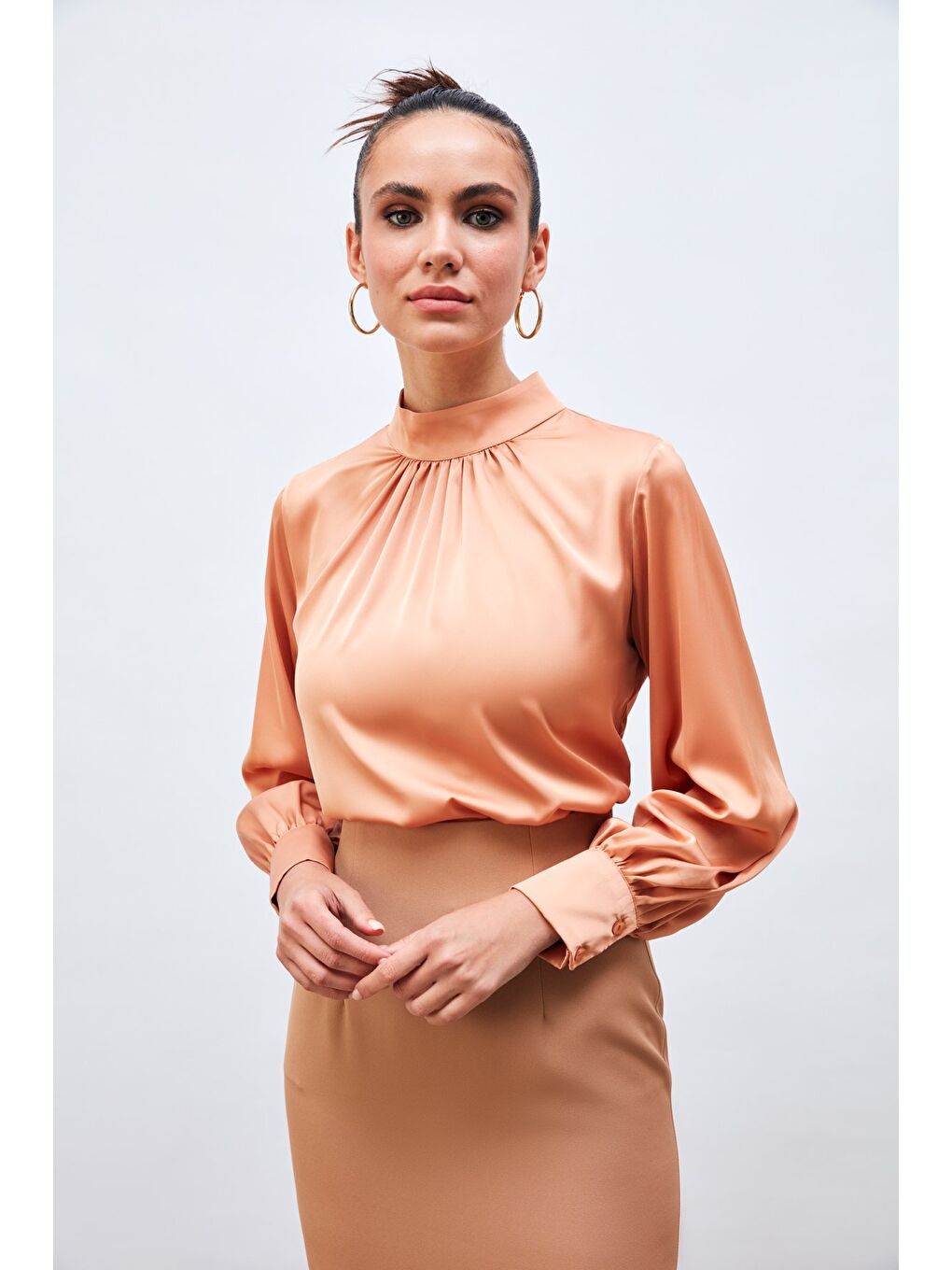 Pembe Yaka Detaylı Saten Bluz - Somon-1