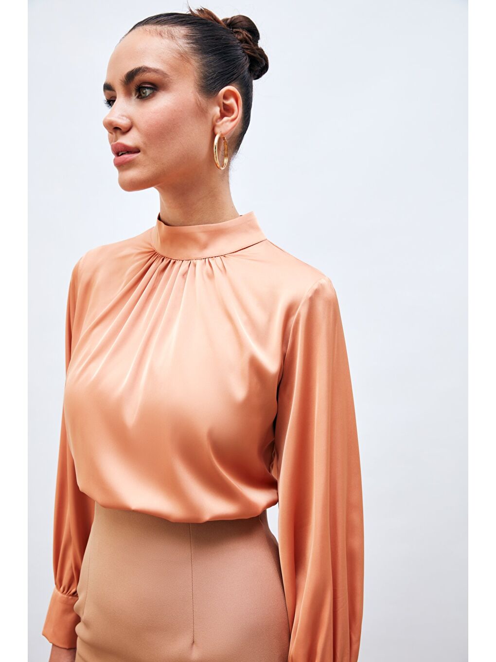 Pembe Yaka Detaylı Saten Bluz - Somon-2