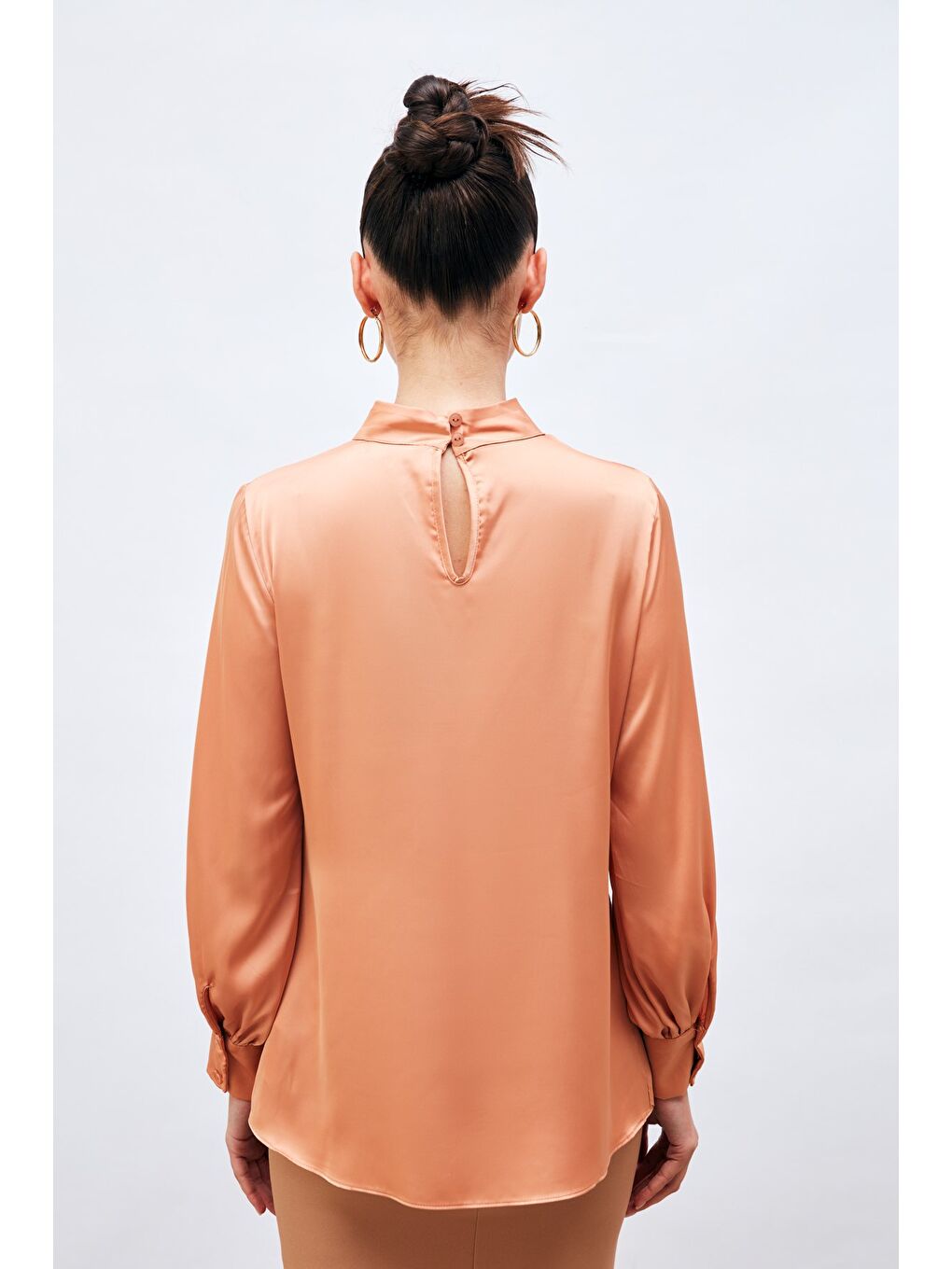 Pembe Yaka Detaylı Saten Bluz - Somon-4