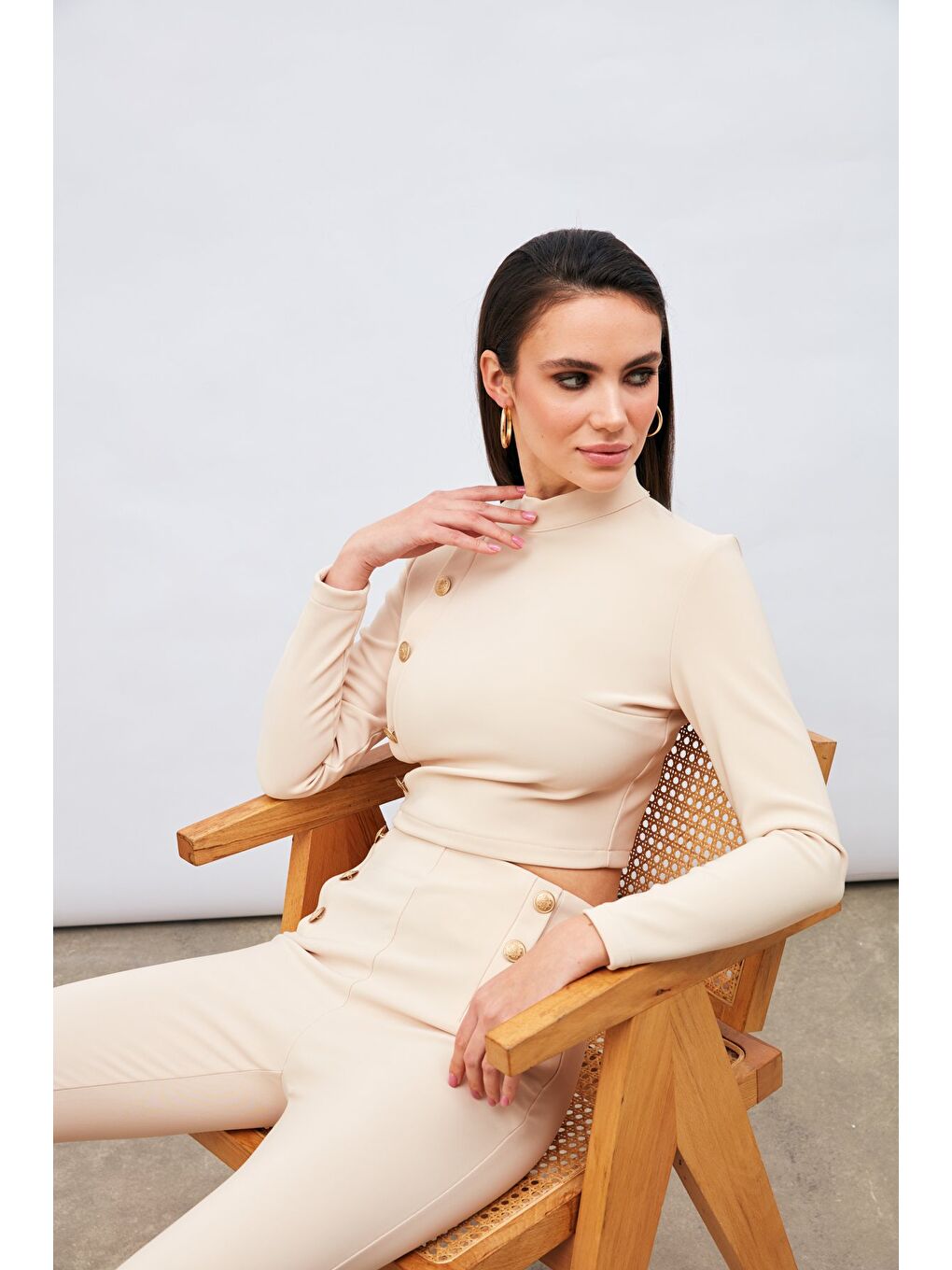 Düğme Detaylı Dik Yaka Bluz - Bej