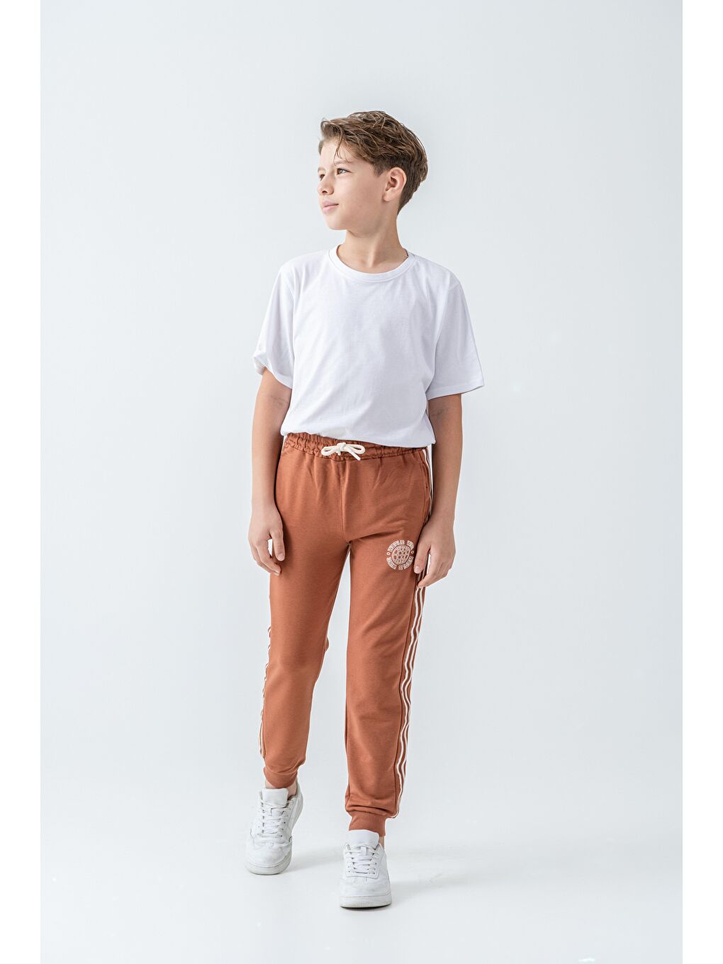 Kahverengi Yanlar Şeritli World Wide Baskılı Erkek Çocuk Eşofman Altı