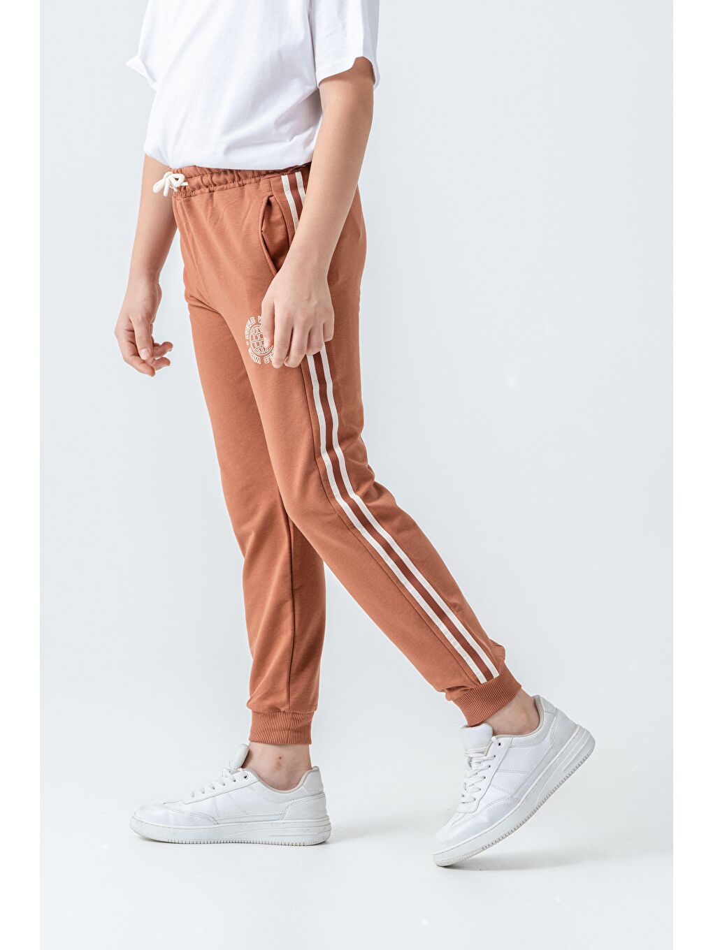 Kahverengi Yanlar Şeritli World Wide Baskılı Erkek Çocuk Eşofman Altı-1