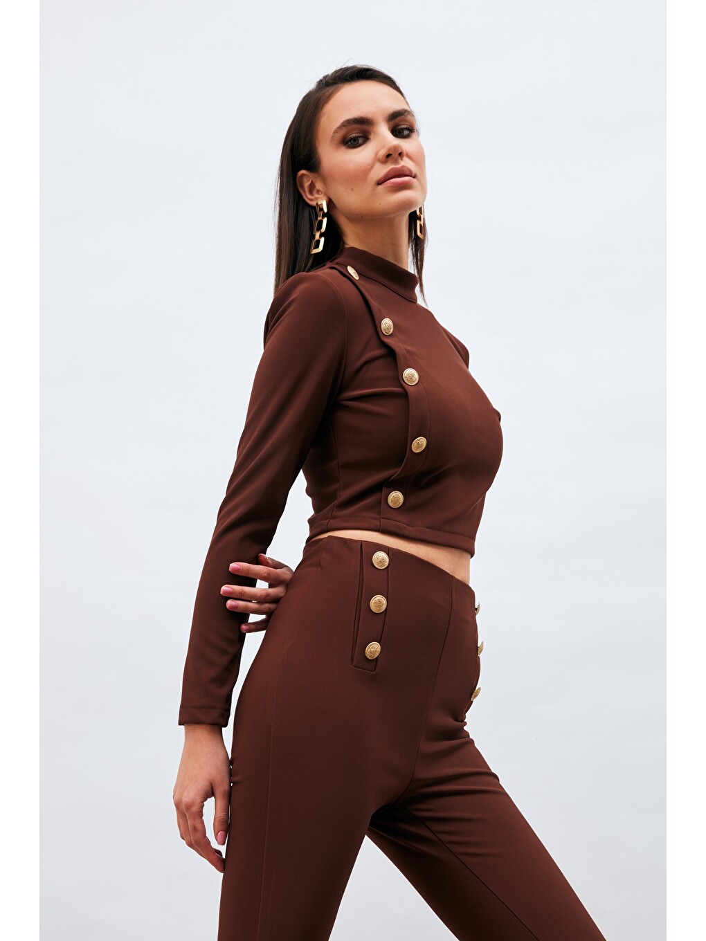 Kahverengi Düğme Detaylı Dik Yaka Bluz - Kahve-4