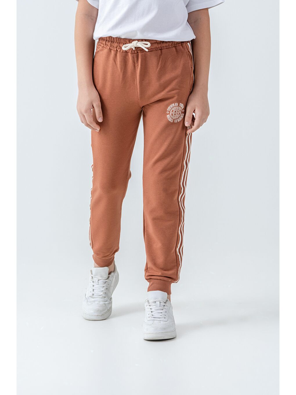 Kahverengi Yanlar Şeritli World Wide Baskılı Erkek Çocuk Eşofman Altı-2