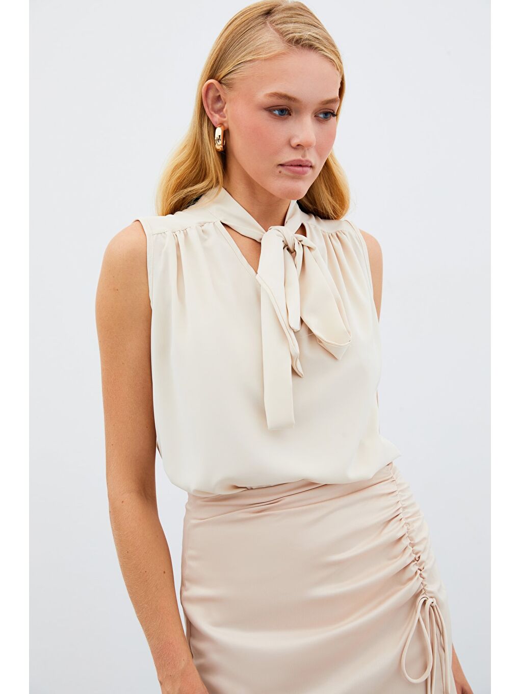 Fularlı Kolsuz Bluz - Bej