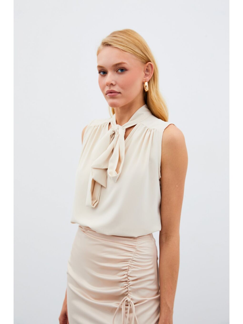 Fularlı Kolsuz Bluz - Bej-1
